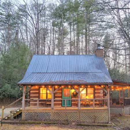 Private, Guest Favorite Cabin, Fire Pit, Close to Hiking and Downtown Clayton!