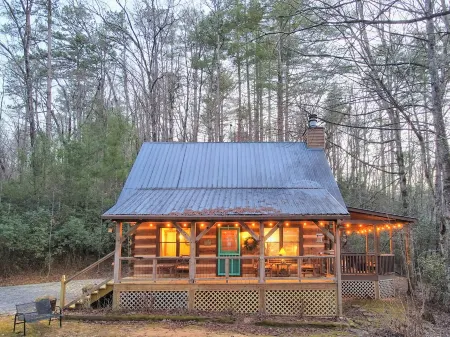 Private, Guest Favorite Cabin, Fire Pit, Close to Hiking and Downtown Clayton!