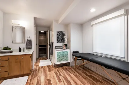 Skyline - Entire Modern 3-Bedroom House with Game Room, Sauna and Views! Отели в г. Спрингфилд