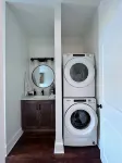Spacious and Airy Loft/2 king beds/5 bed total/ Overlooking Broadway Ave