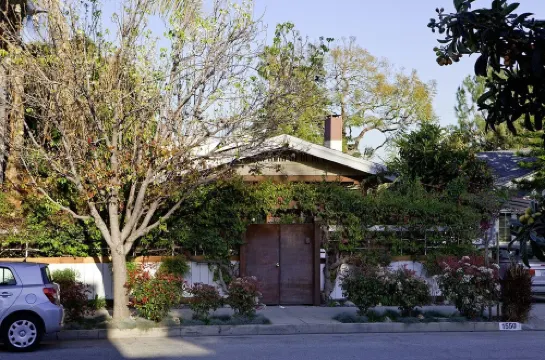 Artistic Haven in Hollywood with Pool, Hot Tub, Cabana, and Garden