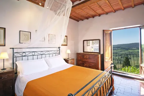 Right in central Montepulciano. Apartment with view and garden