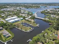 Tranquil Townhouse, Community Pool, Dock access, Waterfront Community! Hotel a Port Salerno