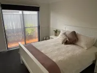 5 minute walk to Beach and close to Dromana