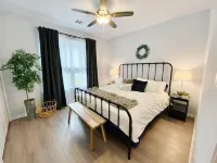 THE HELIX HAUS - Luxury Vacation Home! HOT TUB, FIRE PIT, GAME Rm, VANITY Rm