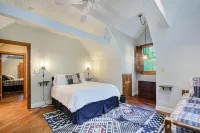 Private Forest Road to Upscale Lodge w/ Hot Tub, Sauna, Golf Cart, Bocci Court