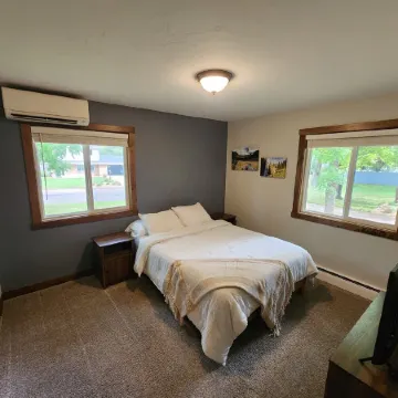 Gorgeous 5 bed Remodel near Downtown Hudson for Groups!