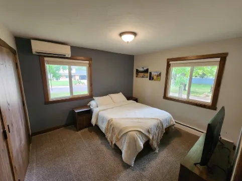 Gorgeous 5 bed Remodel near Downtown Hudson for Groups!