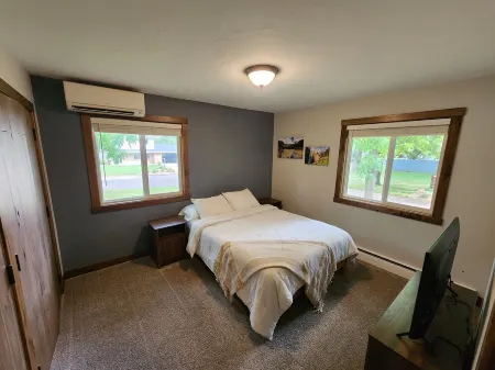 Gorgeous 5 bed Remodel near Downtown Hudson for Groups!