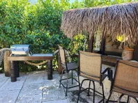 House with Patio, Caribbean Hot-Tub & Tiki Bar. Pet Friendly. No Cleaning Charge