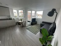Luxury modern Apt with parking on Leigh Broadway