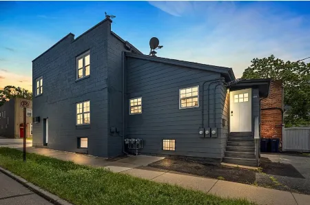 Luxury Downtown Retreat - Prime Spot - Sleeps 6