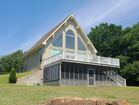 Gorgeous lake house with sandy beachfront. Welcome to Lost  World Landing Отели в г. Мак-Интош