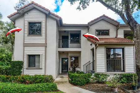 Bright and Modern 3 Bedroom 2 Bath Condo in PGA National - Pool Access (heated) Отели в г. Палм-Бич-Гарденс