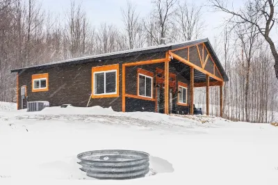 Hilltop Hideaway located moments away from Shanty Creek & Torch Lake
