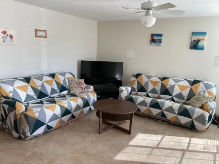 Comfortable House near Joshua Tree Park entrance and Marines Base Отели в г. Туэнтинайн-Палмс