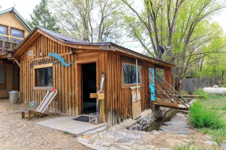 Comfortable Casita centrally located to the myriad of experiences here in Taos!