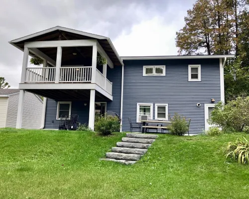 Entire duplex close to downtown Beulah & Crystal Lake | Year-round fun! 本佐尼亞酒店