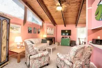 Pet Friendly, 3Br2BA. Walk or Trolley to Beach. Pool, Pickleball, Gym. BethWest