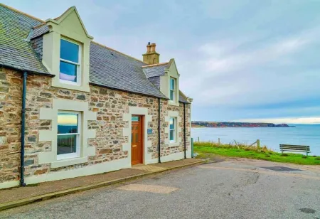 Hill Crest - cliff top cottage with stunning views of the bay.