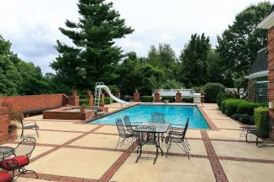 Beautiful and unique 6 bedrooms 6 bathrooms large pool and hot tub 7000sqft