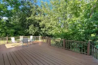 Brentwood Vacation Home in a GREAT LOCATION!