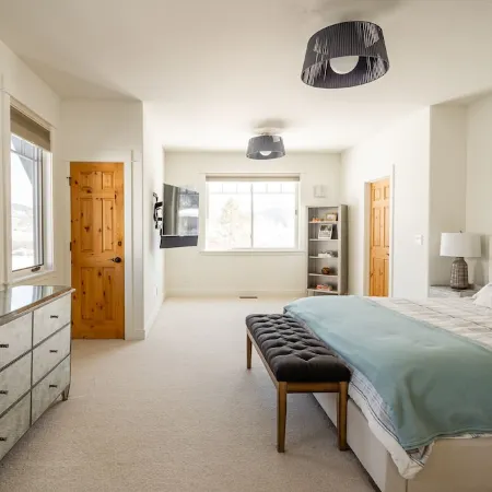 Big Sky Escape - Spacious Home with Hot Tub