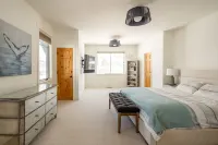 Big Sky Escape - Spacious Home with Hot Tub - Boutique