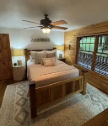 Beautiful, cozy lakehouse w/ guesthouse, amazing outdoor living & boathouse!