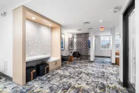 Luxurious 2 Bed Condo: Only 20 Mins away from Manhattan