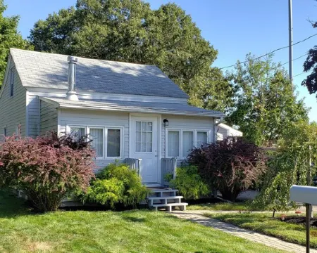 Cozy cottage in  Warwick's West Bay Hotels in Warwick