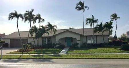 5 Minute Walk to Beach! Walk to Everything!