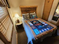 Peaceful Lake House Cabin 1, Kayaks Provided Free, Direct Water Access! Hotels in Daviess County
