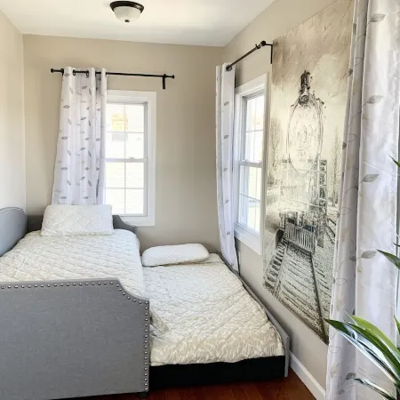 Executive Apt, a short walk to NYC train. King Bed. Free Parking. Central AC.