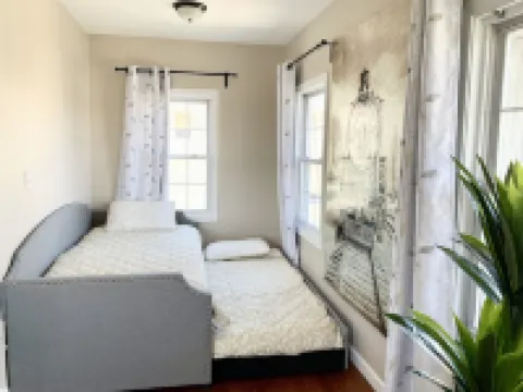 Executive Apt, a short walk to NYC train. King Bed. Free Parking. Central AC.