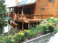 Serenity on Cedar-Lakefront Log Cabin, 10 Boats, Fire Table and Luxury Hot Tub
