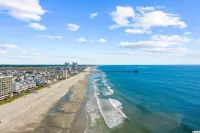 4 BR beach house 2 blocks from ocean in Cherry Grove! Dog friendly!