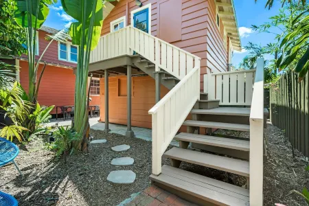 The Julia Place Carriage House-Walk downtown from old Florida glam!