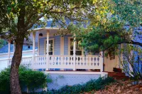 Julian Farmhouse/Fenced 2 acres with spa, right outside Julian. Pet Friendly!