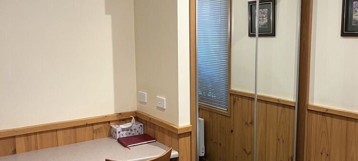 Shadybrook alpine cottage one bedroom No 3 in gardens adjoining the Ovens River Hotels in Bright