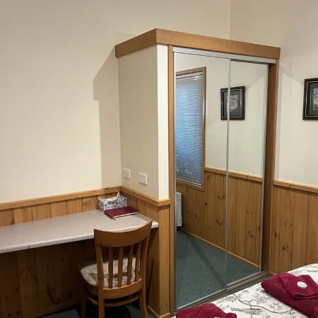 Shadybrook alpine cottage one bedroom No 3 in gardens adjoining the Ovens River