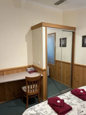 Shadybrook alpine cottage one bedroom No 3 in gardens adjoining the Ovens River