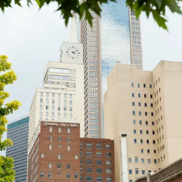 Hampton Inn & Suites Dallas / Downtown Отели рядом с достопримечательностью «Аквариум Даллас Уорлд»