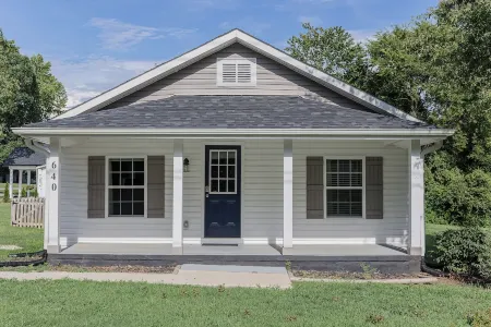 Charming 2-bedroom house with AC and WiFi in enjoyable China Grove