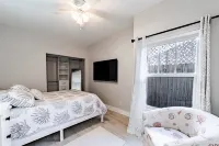 The Swell 2 BR Cottage with Parking 1 mile from Beaches