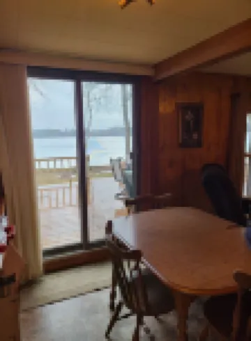 Relaxing Cottage Steps From the Lake