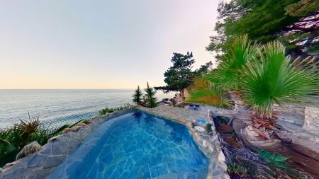 OCEANFRONT Retreat (YOGA), BEST LOCATION AND VIEWS, garden, 2 pools Отели в г. Альмуньекар