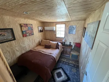 Cozy house w/ min away from outdoor adventures. Hiking, off roading & more.