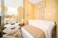 Heart of Palm Beach - free parking included, security safe, next to Breakers