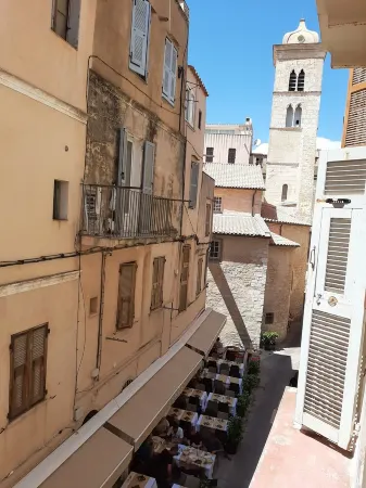 Renting a studio in Haute_Ville in Bonifacio Отели рядом с достопримечательностью «Office Municipal de Tourisme de Bonifacio»